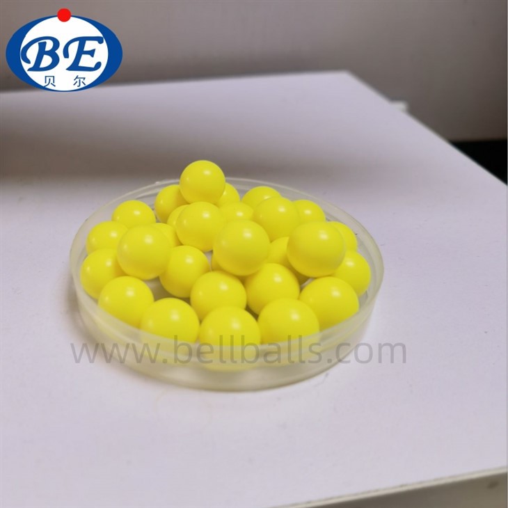 Твърди жълти пластмасови топки